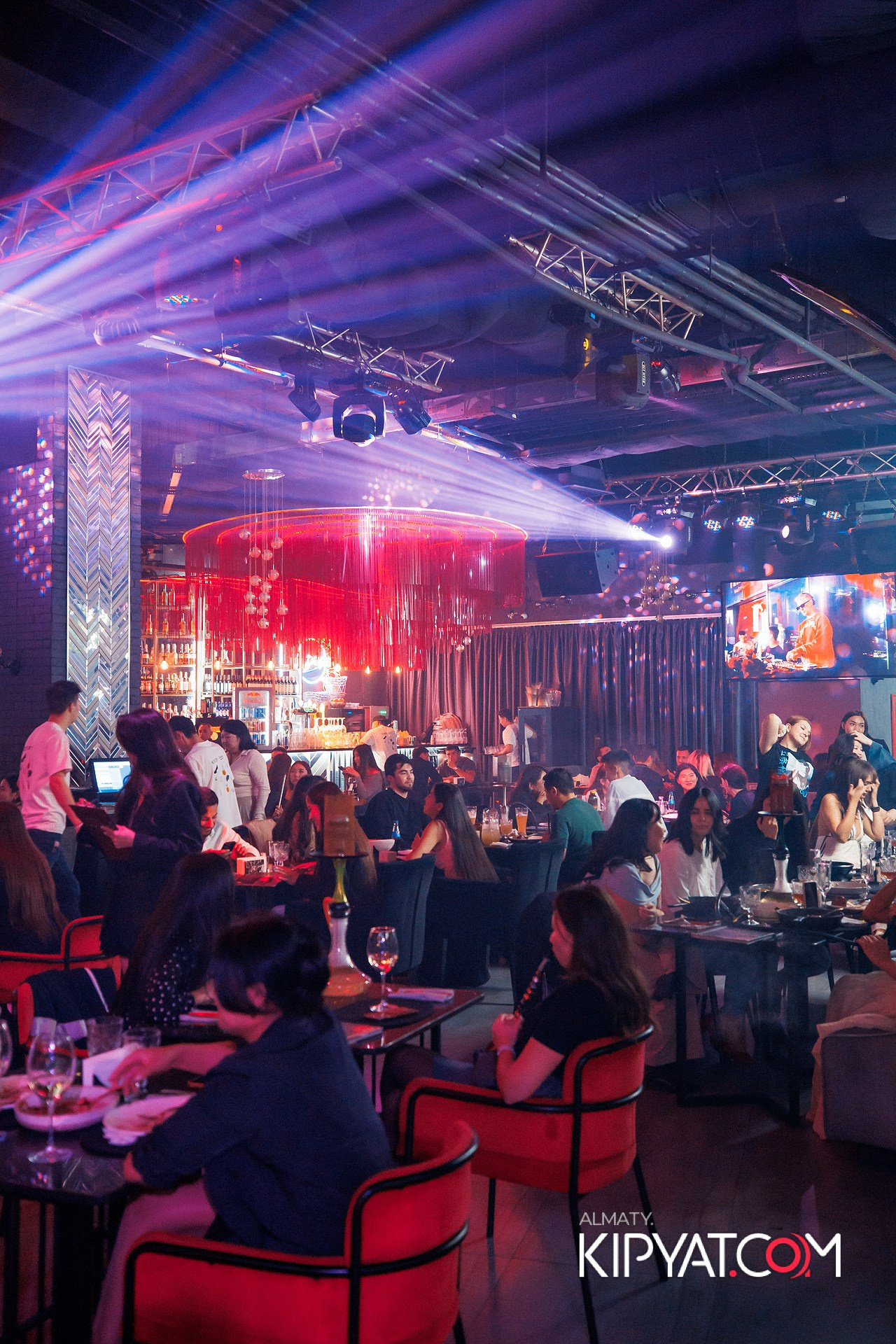 Friends bar & terrace. КИПЯТКОМ АЛМАТЫ!