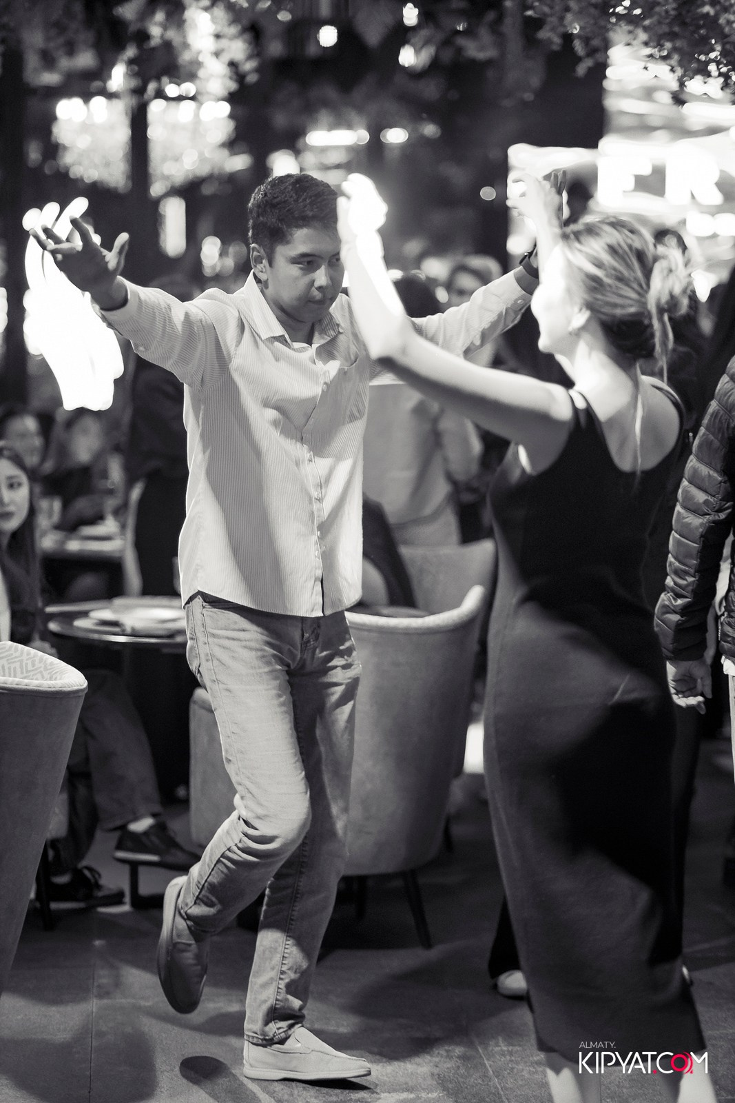 FRIENDS BAR & TERRACE. КИПЯТКОМ АЛМАТЫ!