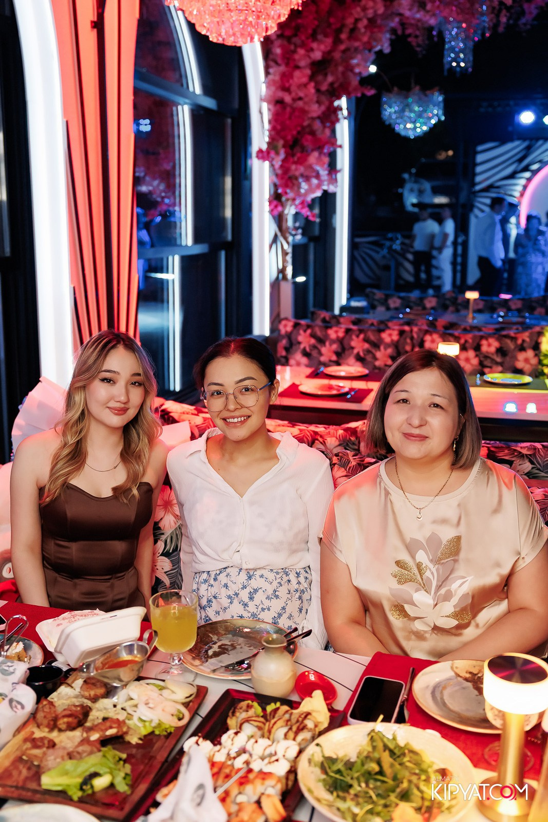 ЗАЯ, НА БИС. КИПЯТКОМ АЛМАТЫ!