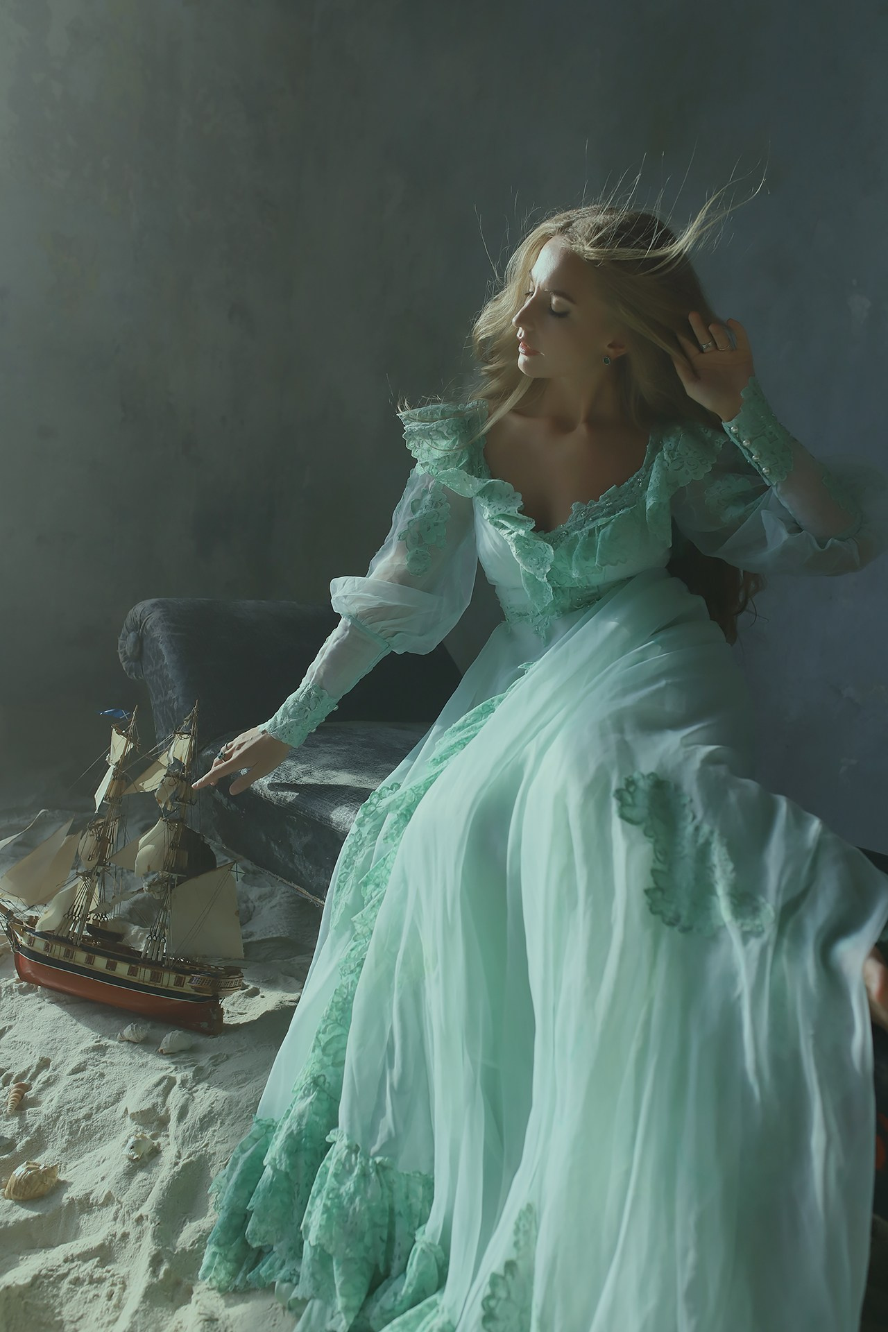 Девушка и море. Художественная винтажная фотография