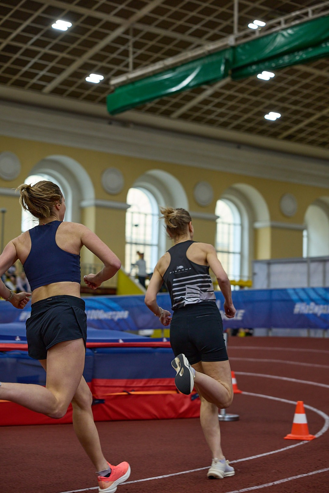 Женский день — 8 марта в манеже на виражах. Савина Анна Москва — Петербург