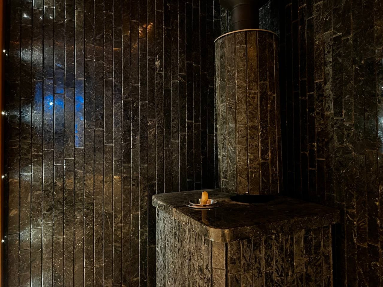 Роскошная парная на берегу Пионерского озера. Благородная термоольха, ароматный можжевельник и теплая подсветка дарят незабываемую атмосферу. SaunaTopMasters