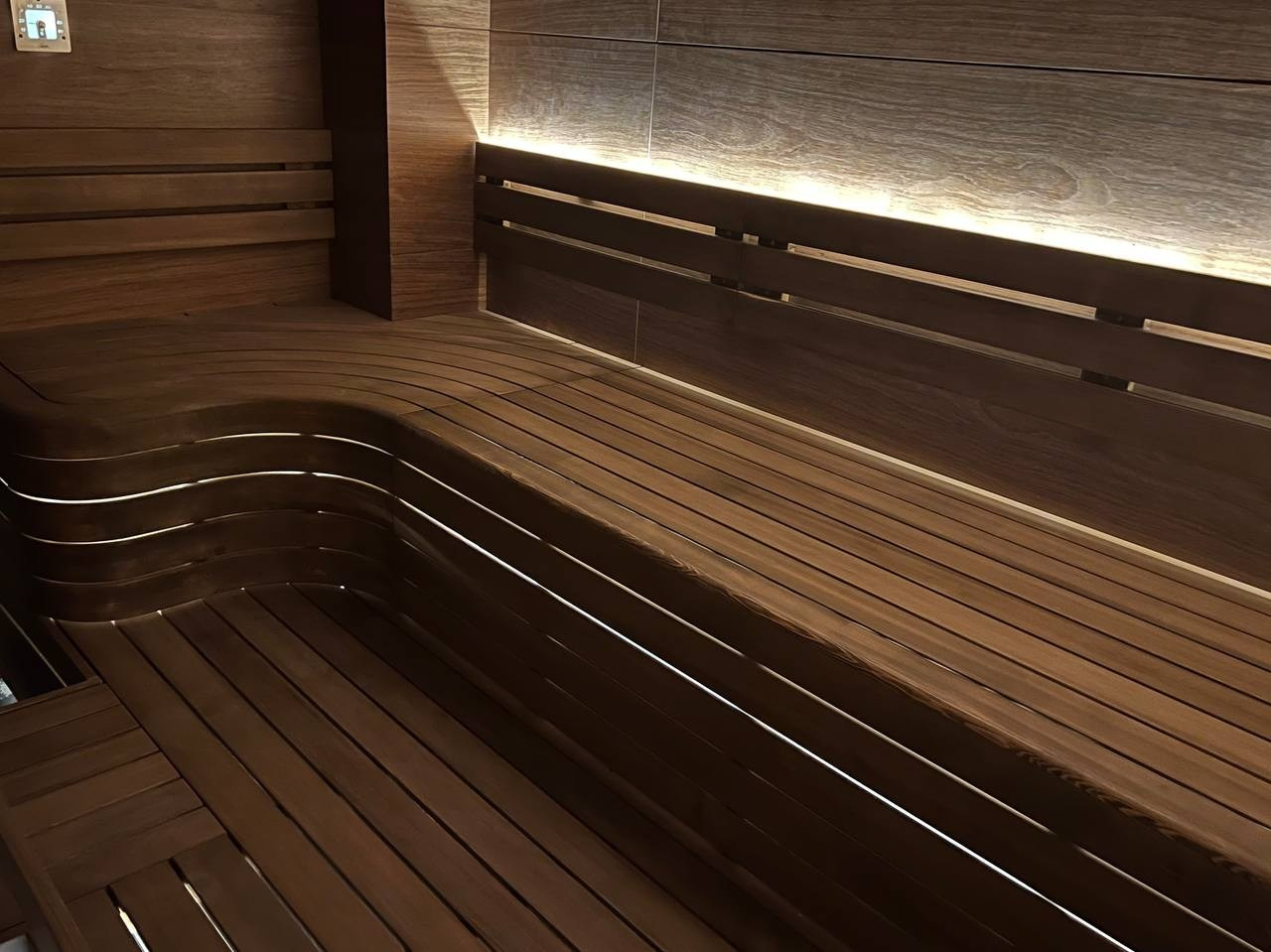 Парная для жителей дома на Крестовском. Уникальный проект, не имеющий аналогов. Панели в на стенах и потолке, канадский кедр, огромный EOS. SaunaTopMasters