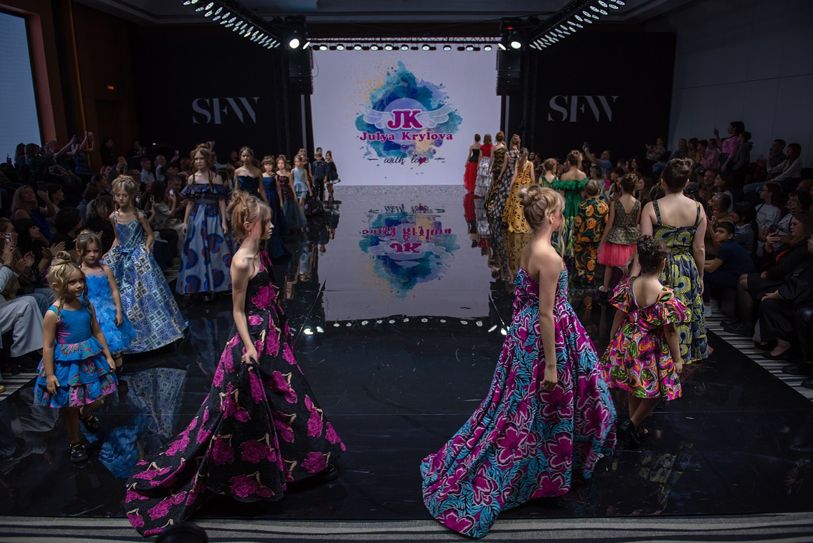 SochiFashionWeek2024 дизайнер Юлия Крылова. Семейный и коммерческий фотограф в Сочи Александр Бодунов