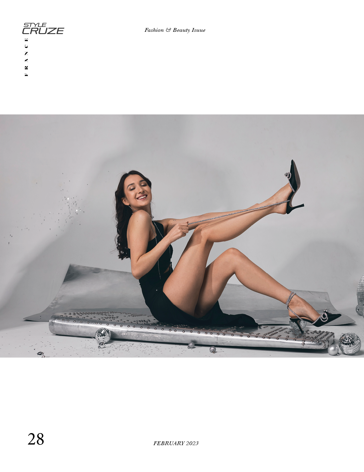 Портрет красивой девушке, сидящей на серебристом крыле от самолета, девушка поправляет ремешки на босоножке