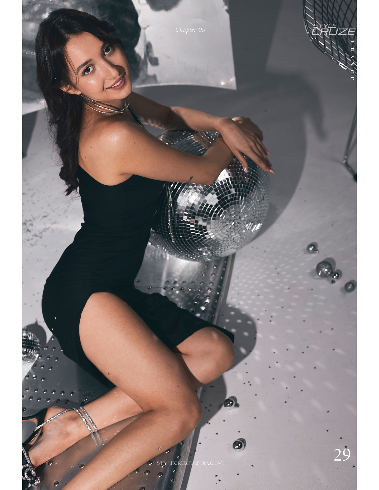 Портрет девушки в черном платье мини, лежащей на серебристом крыле самолета