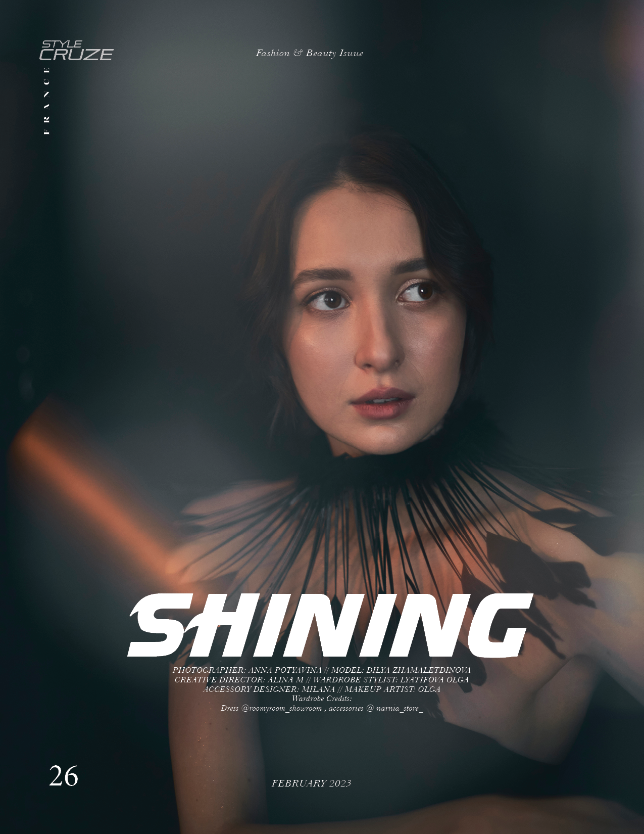 Портрет девушки в красивом ожерелье из перьев. Публикация во французском журнале STYLECRUZE FRANCE