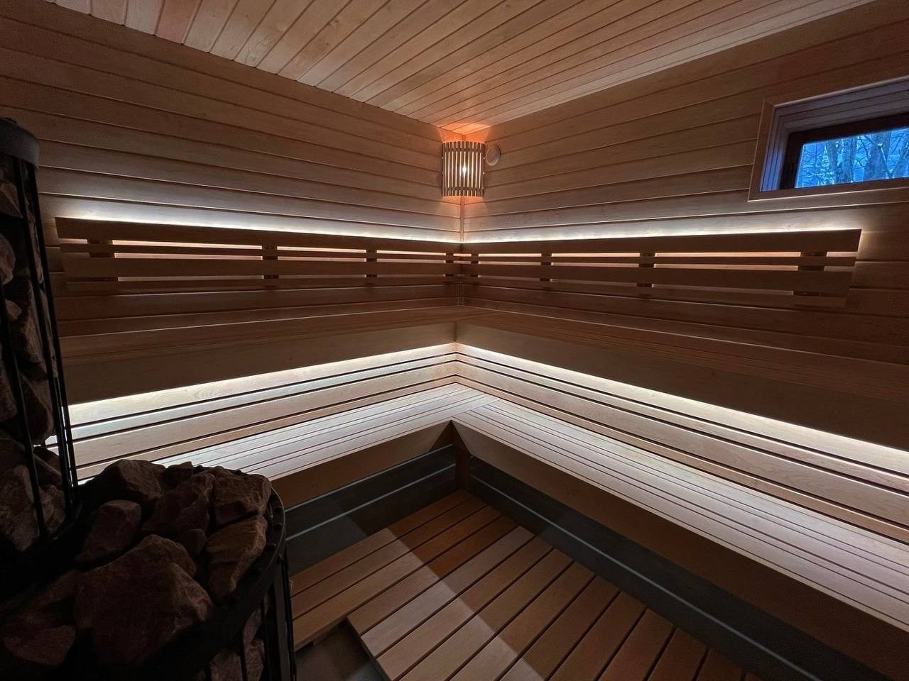 Эксклюзивная парная в Мендсарах из разнокалиберной светлой ольхи и шунгита, а внутренняя топка только усиливает эффект контраста. SaunaTopMasters