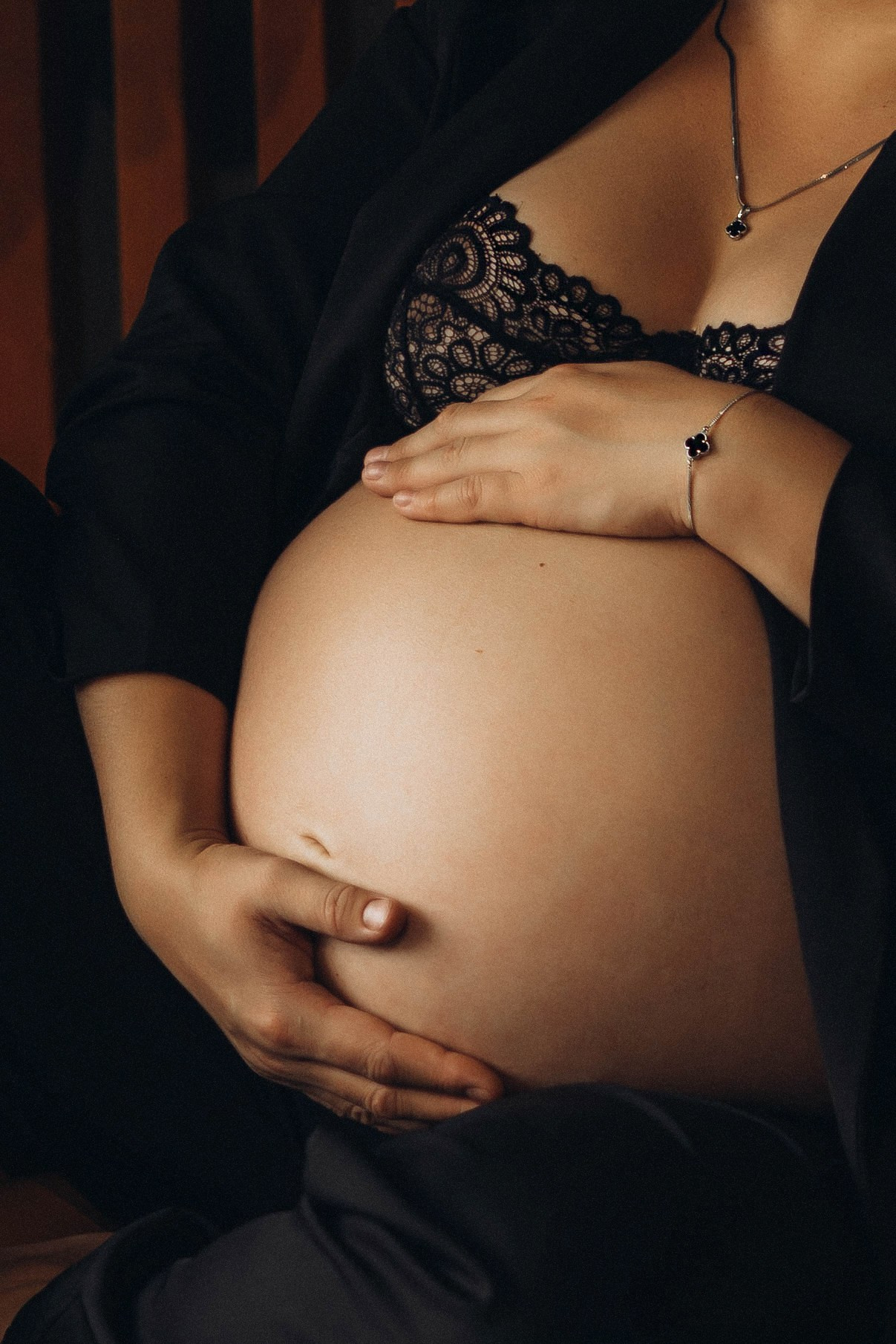 Беременность съемка пары в студии. Фотограф Екатеринбург Кокшарова Александра