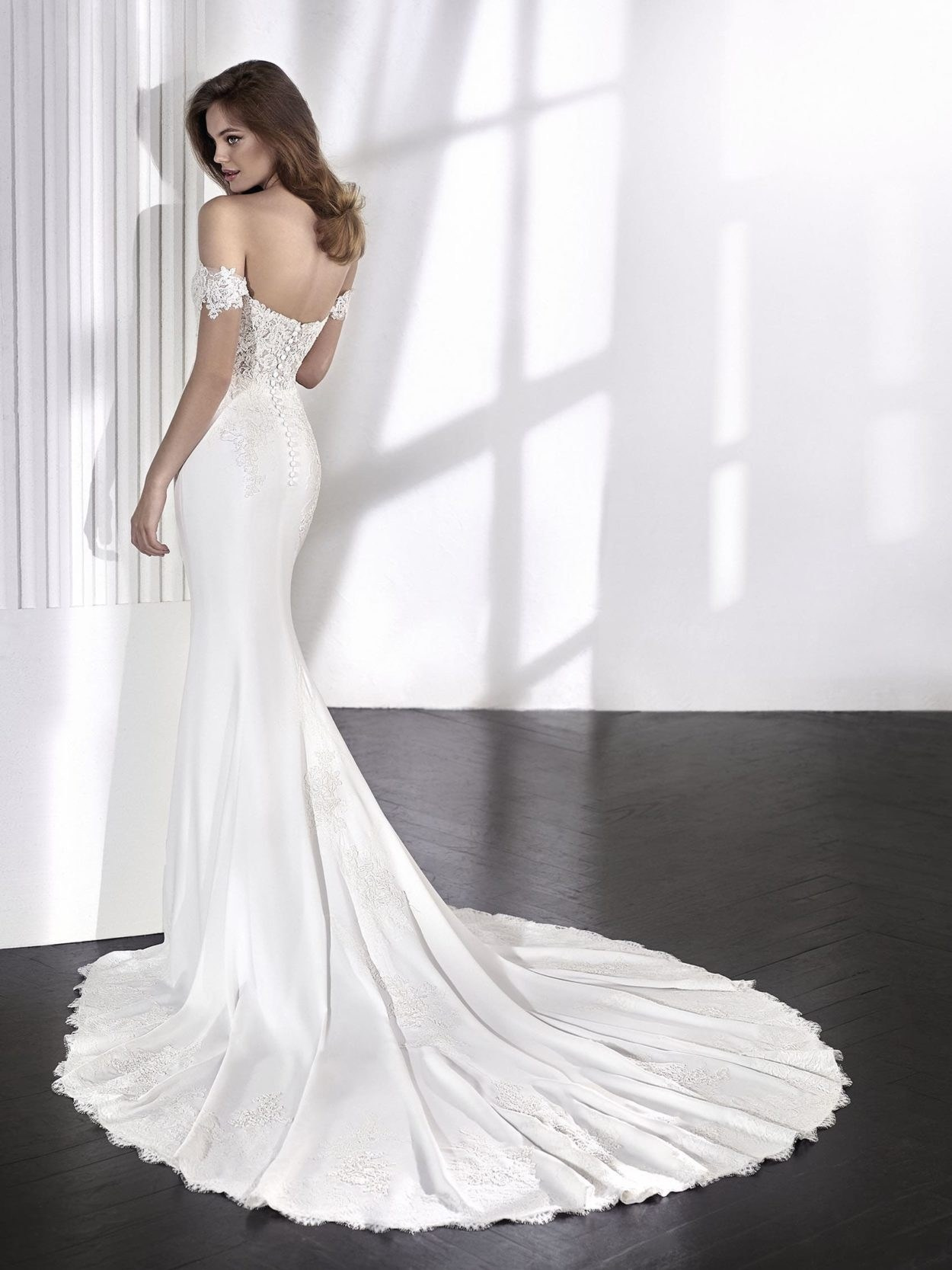 Шлейф — это классика в свадебной моде, которая никогда не прекратит свое существование. Длинный подол или изящные ленты, тянущиеся вслед за юбкой, придают девушке элегантность и статность, а шагу — выверенность и томность. Шлейф украшает как пышные платья, словно у принцесс и голливудских звезд на ковровой дорожке, так и минималистичные комбинации.  