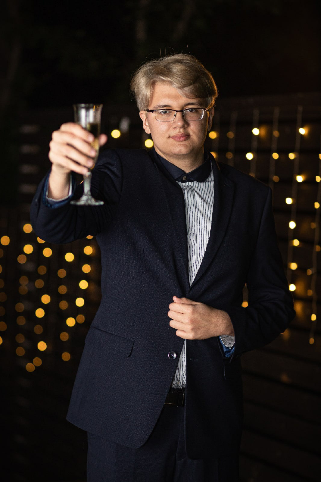 Школьная фотография выпускной на Шаморе поднимает бокал. Владивосток