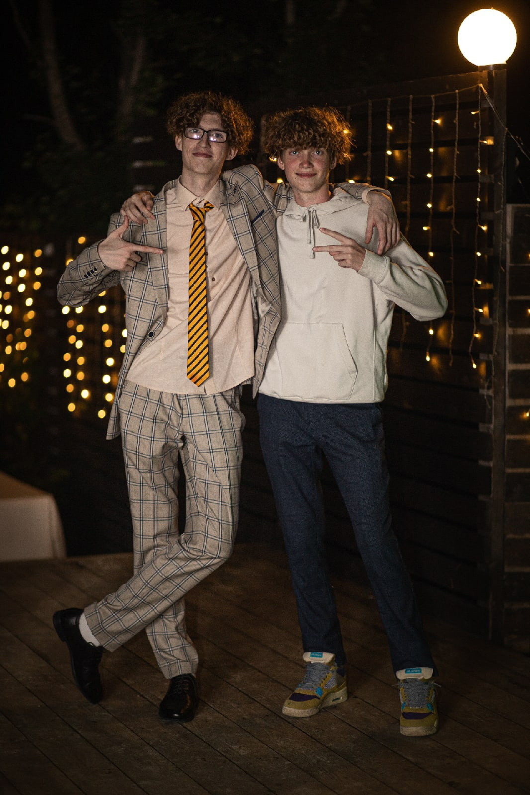 Школьная фотография на выпускном на Шаморе братья кучерявые. Владивосток