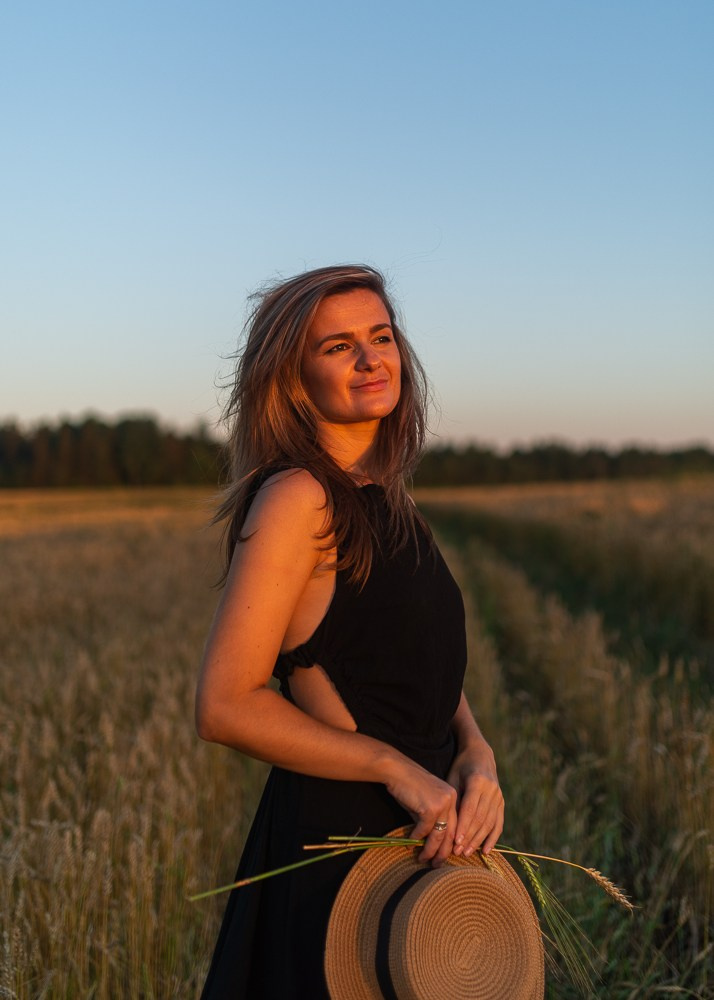 Поле, закат и наши улыбки. Фотограф Мария Ковкова