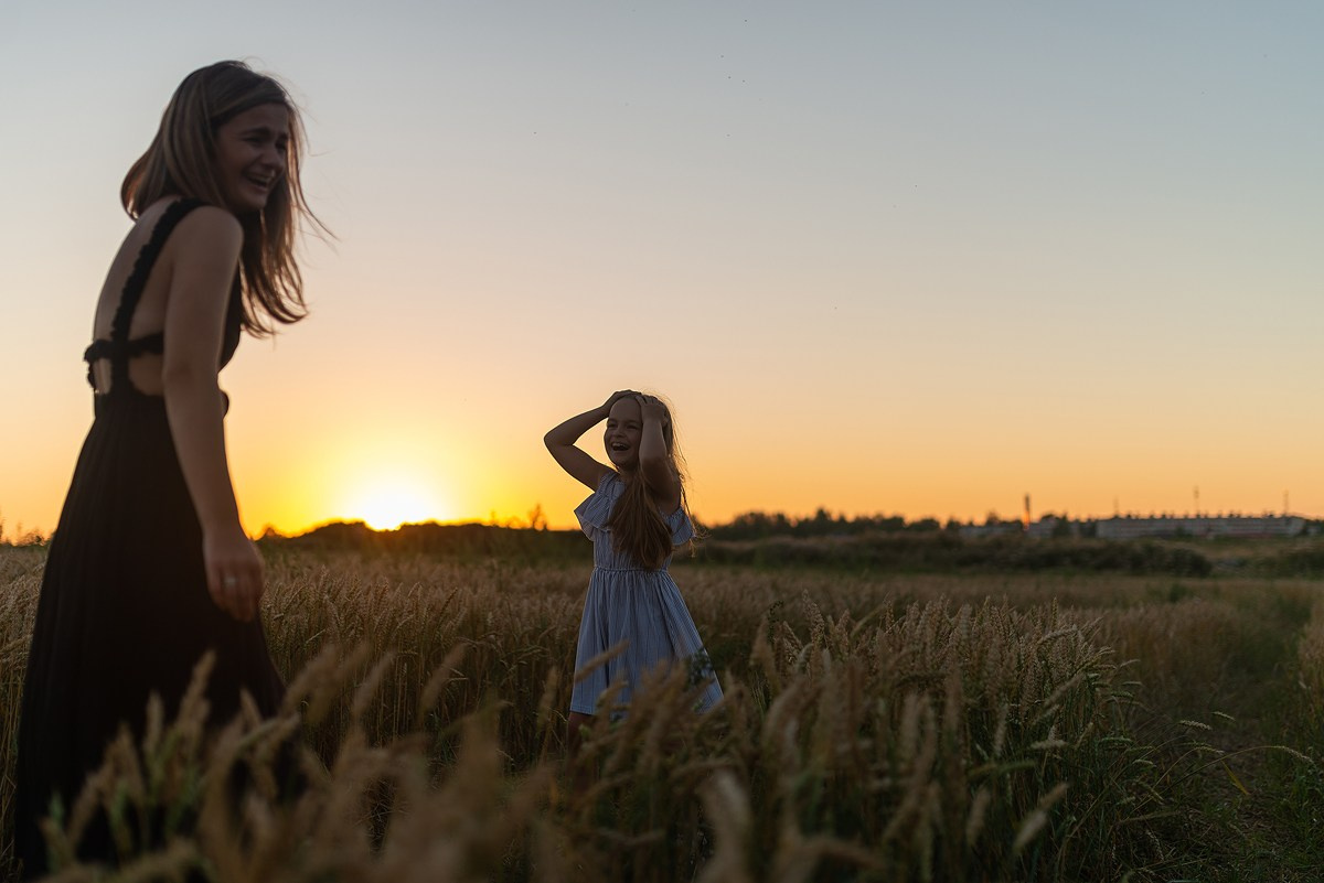 Поле, закат и наши улыбки. Фотограф Мария Ковкова