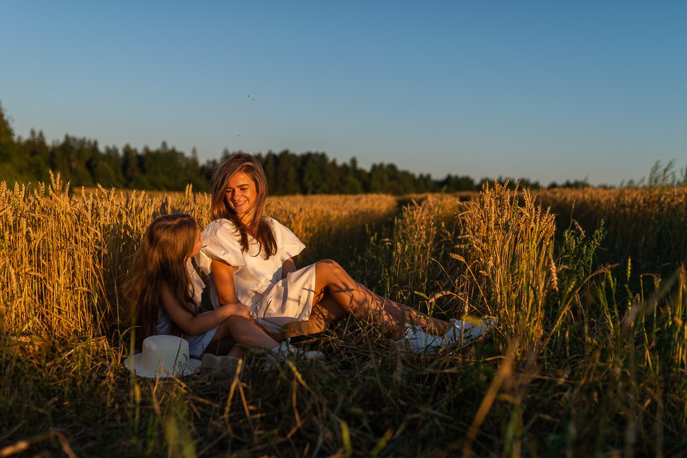 Поле, закат и наши улыбки. Фотограф Мария Ковкова