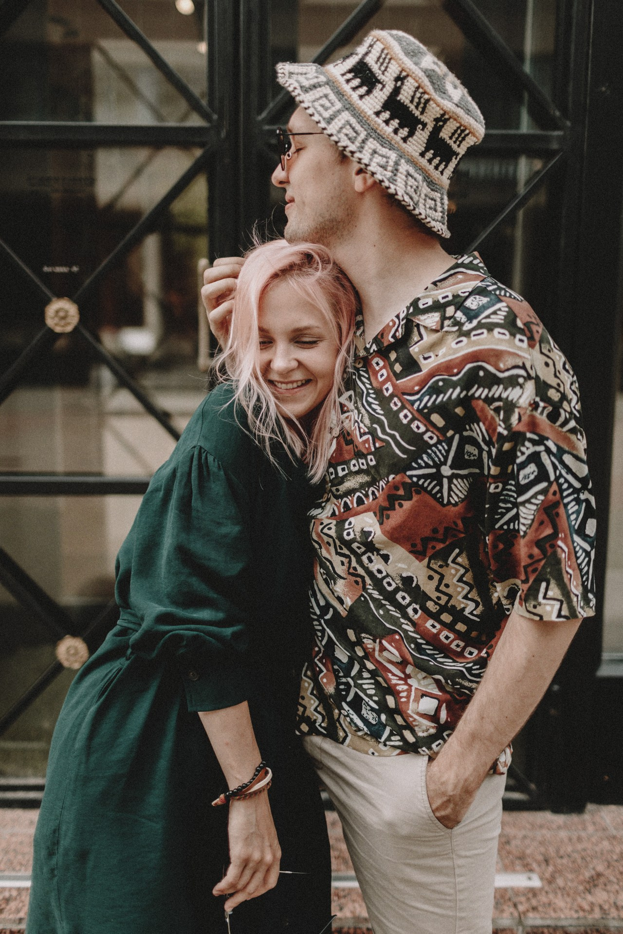 О прекрасные объятия на улицах Казани. Про любовь