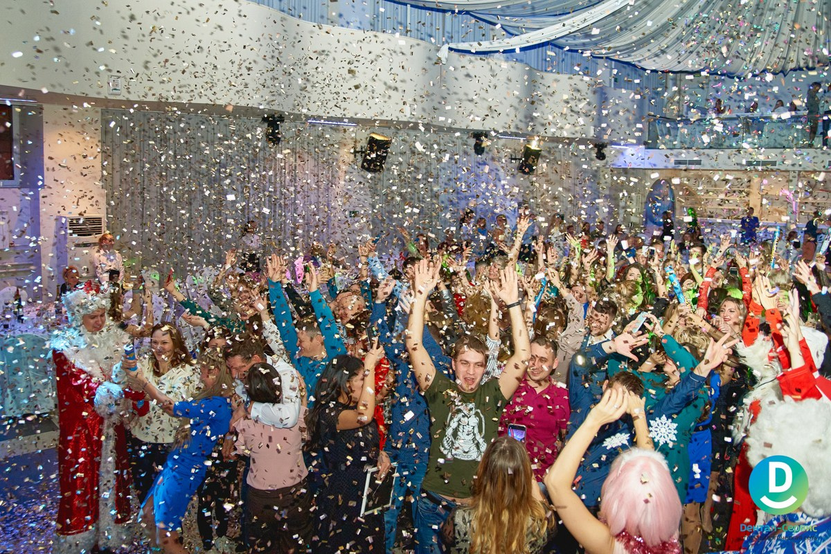 Новогодний корпоративный репортаж Дентал Сервис. Репортажный и женский фотограф в Новосибирске