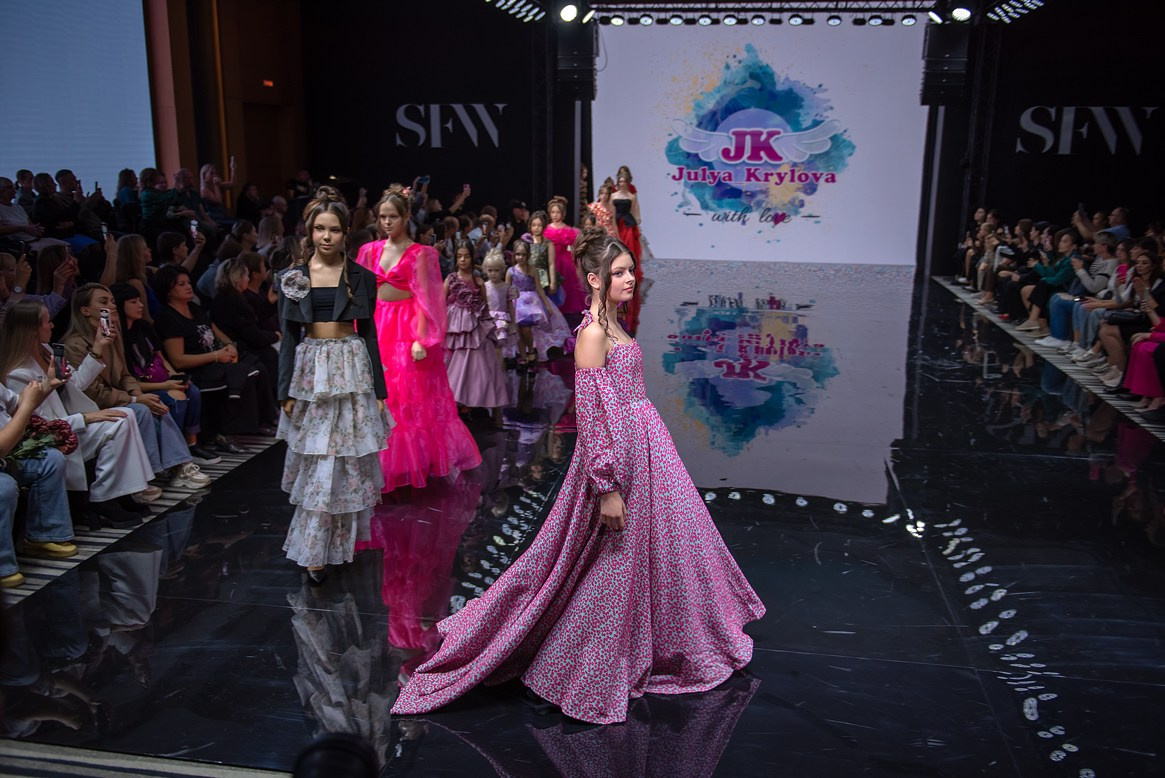 SochiFashionWeek2024 дизайнер Юлия Крылова. Семейный и коммерческий фотограф в Сочи Александр Бодунов