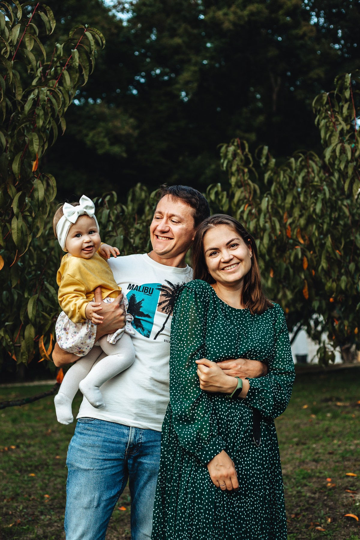 Иван, Ольга и Мира — в персиковом саду. Семейный фотограф Новороссийск, Анапа, Геленджик — Юлия Давыдова