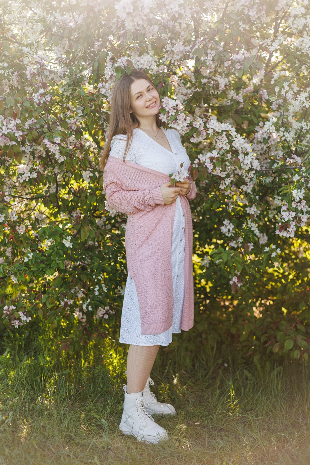 Фотосессия в цветущих яблонях. Семейный фотограф г. Тюмень