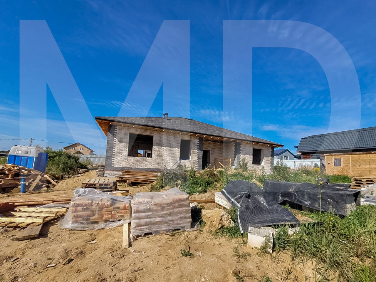 Фасад  — светлый, современный и функциональный. Облицовка кирпичом