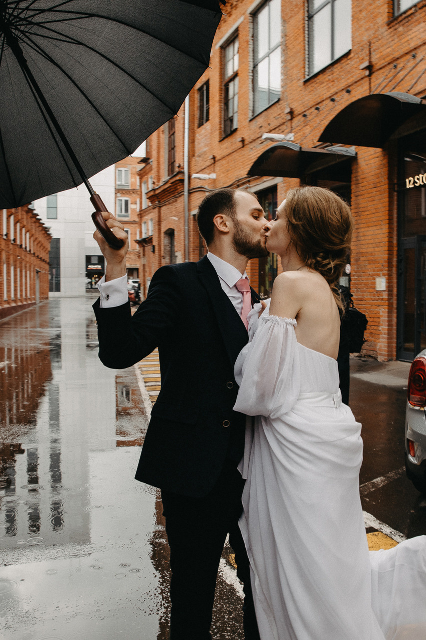 Танцы под дождем. Свадебный фотограф москва