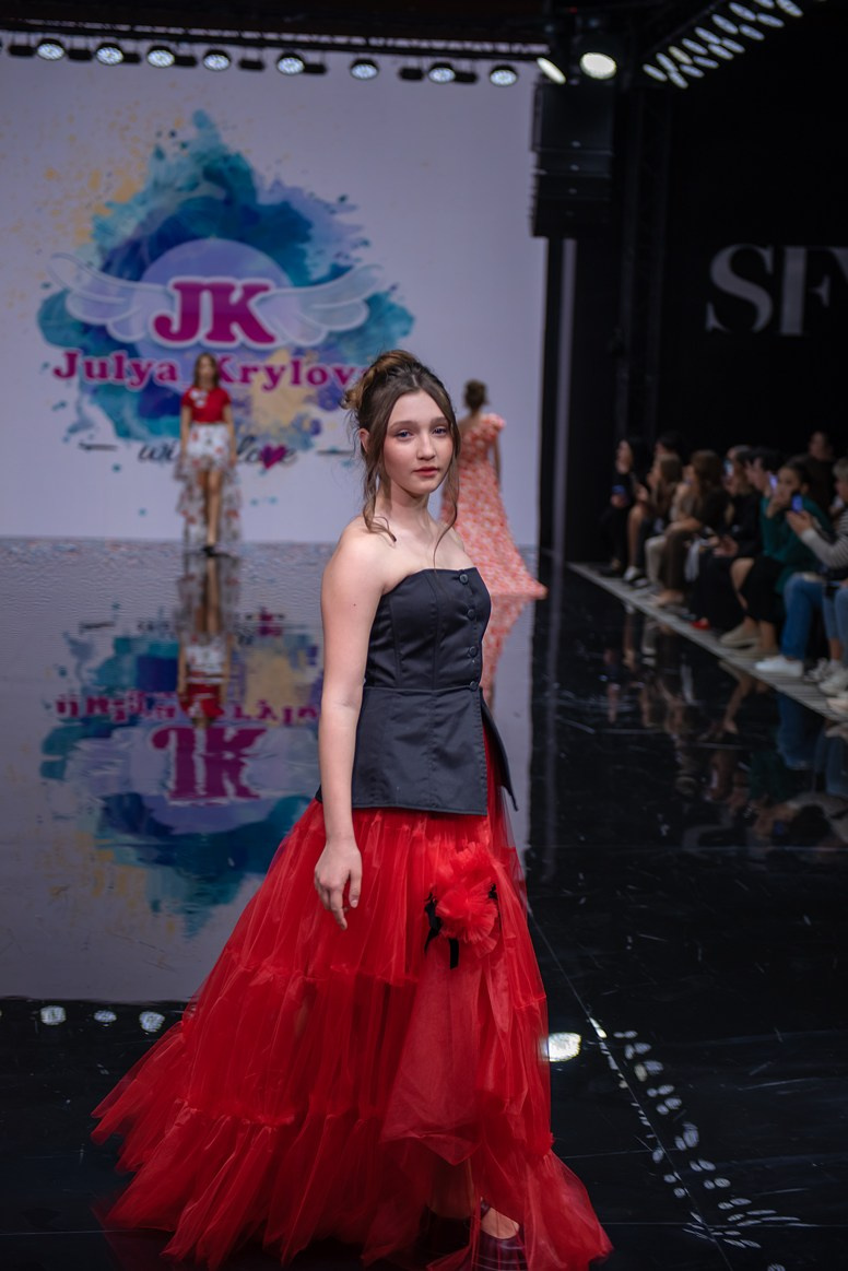 SochiFashionWeek2024 дизайнер Юлия Крылова. Семейный и коммерческий фотограф в Сочи Александр Бодунов