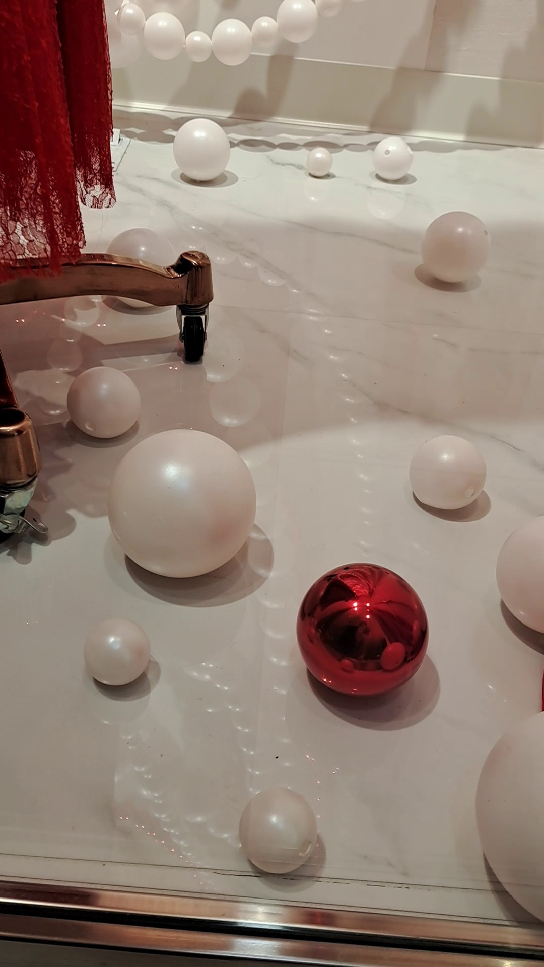 Витрины магазина PODIUM RED. Кризисный и телесно-ориентированный психолог в Москве Печора Катерина✨