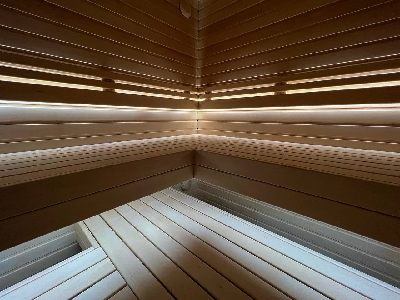 Сауна на морских террасах из осины и африканского абаши. Вертикальная укладка натурального камня-редко, но эффектно. SaunaTopMasters