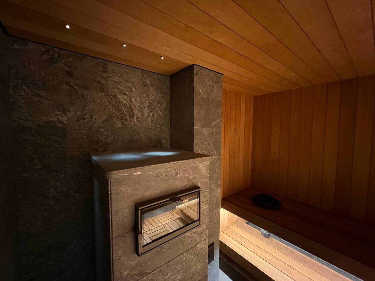 Брутальная парная в КП Газпром из широкой термоольхи и термоабаши. Строгие прямые линии, второе дыхание и невероятная Tulikivi в облицовке. SaunaTopMasters