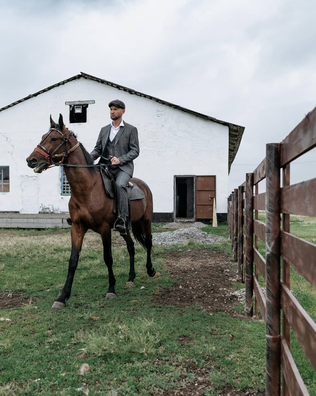 Острые козырьки. Анна Парсанова.ФОТОГРАФ