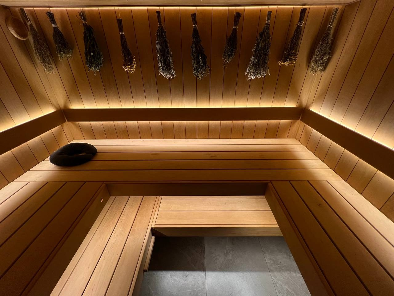 Баня в Каннельярви: термоольха, каменка Атмосфера, парящие полки и автоматическая подача холодного пара через форсунки в потолке. SaunaTopMasters