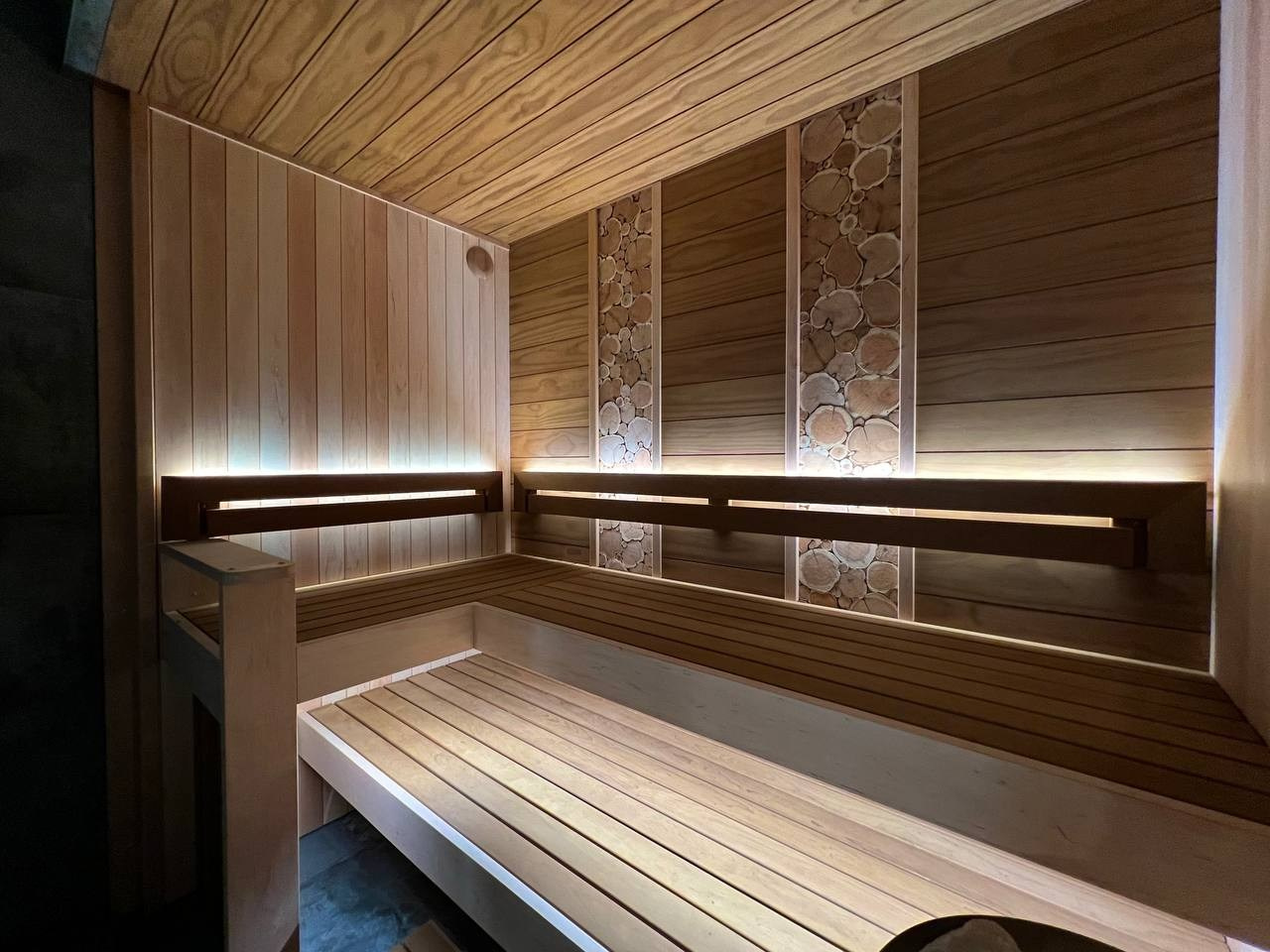 Сауна под стеклянный фасад в Куркиеках на берегу одноименной реки. Pino Premio и ольха, можжевельник и сердце парной- Harvia Cilindro. SaunaTopMasters