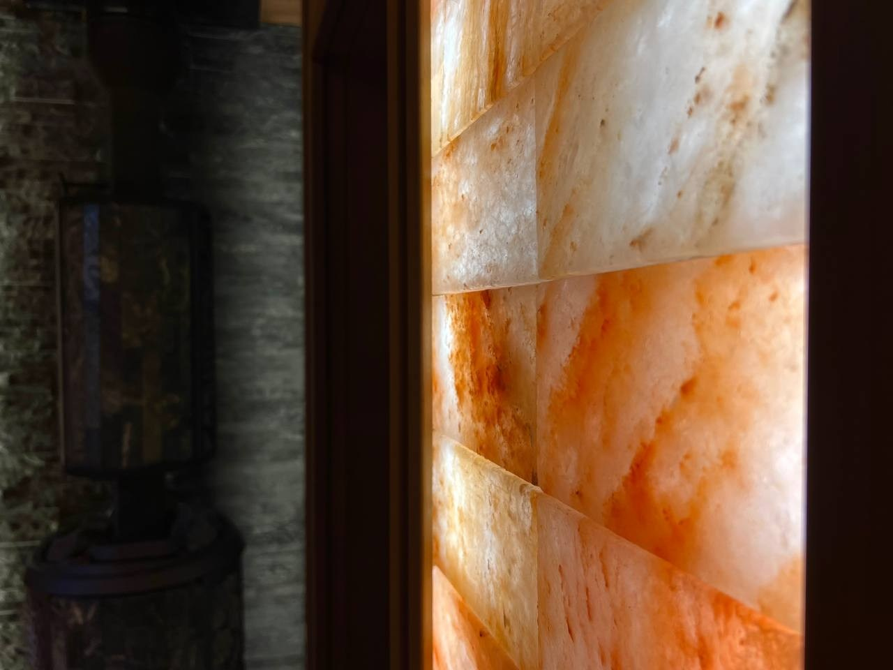 Атмосферная парная в Садах Времени с большим панно из гиммалайской соли, сеном с горных лугов Крыма и теплой линейной подсветкой. SaunaTopMasters