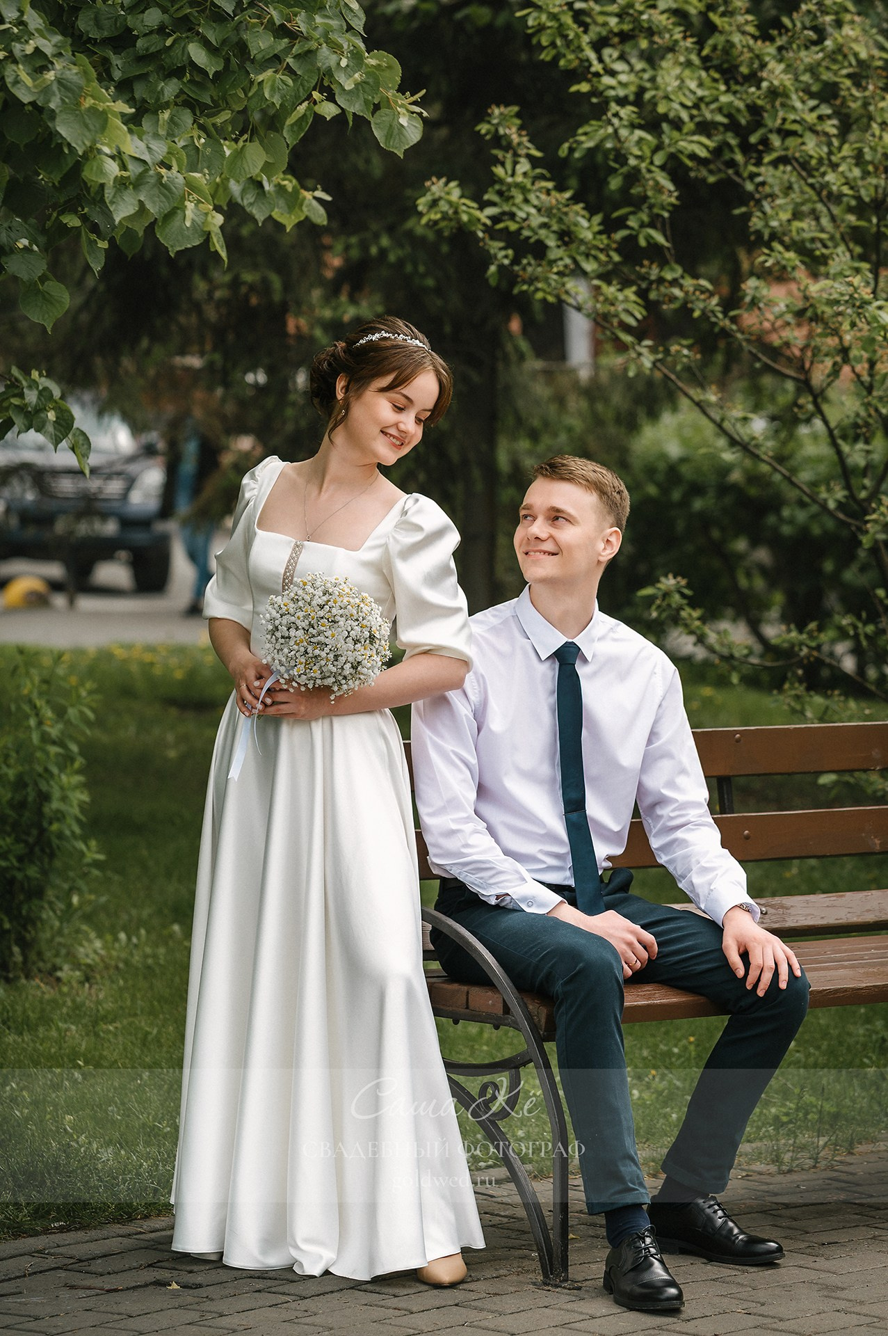 Свадебная прогулка А&А около концертного зала имени АМ Каца. Свадебный, семейный и event фотограф в Новосибирске и Новосибирской области Саша Кё