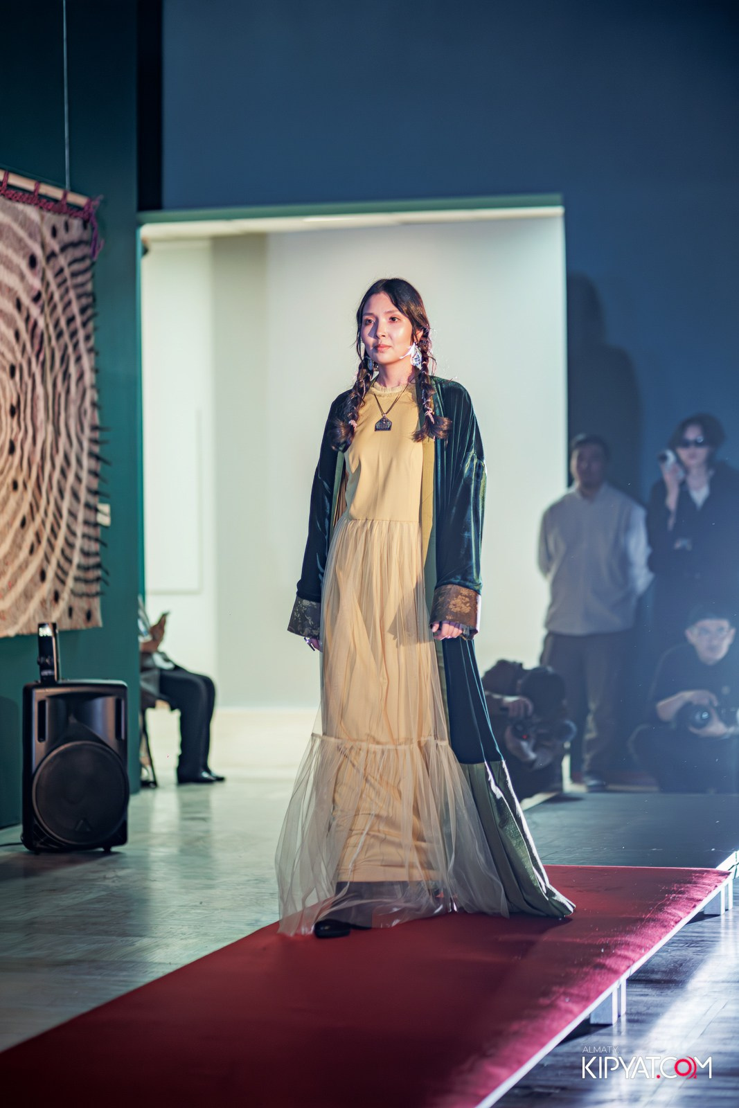 FASHION ПОКАЗ, КАЗАХСКОЙ НАЦИОНАЛЬНОЙ ОДЕЖДЫ. КИПЯТКОМ АЛМАТЫ!