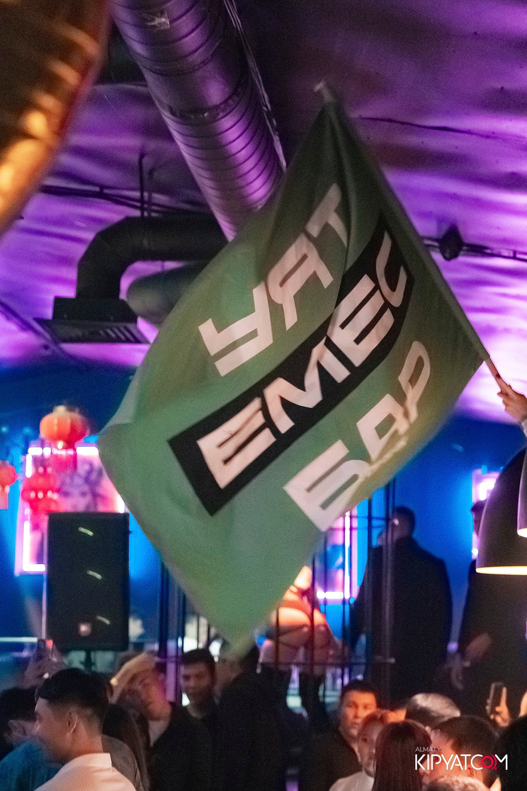 UYAT ЕМES BAR. КИПЯТКОМ АЛМАТЫ!