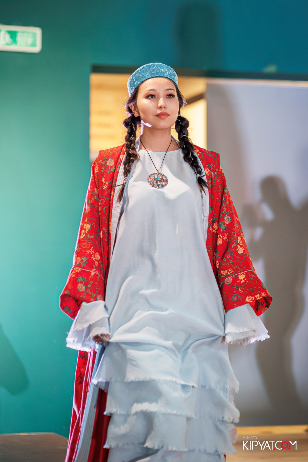 FASHION ПОКАЗ, КАЗАХСКОЙ НАЦИОНАЛЬНОЙ ОДЕЖДЫ. КИПЯТКОМ АЛМАТЫ!