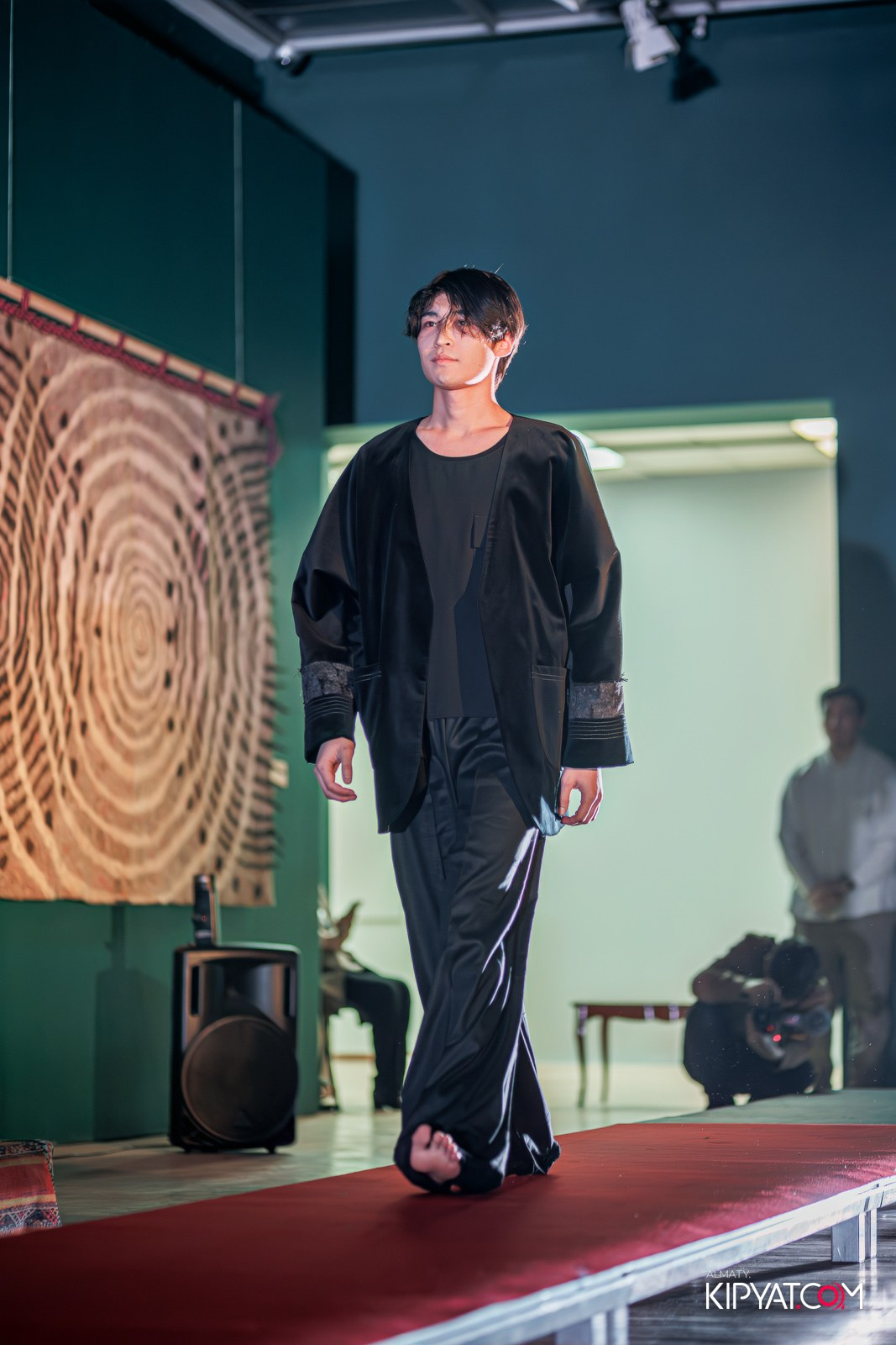 FASHION ПОКАЗ, КАЗАХСКОЙ НАЦИОНАЛЬНОЙ ОДЕЖДЫ. КИПЯТКОМ АЛМАТЫ!