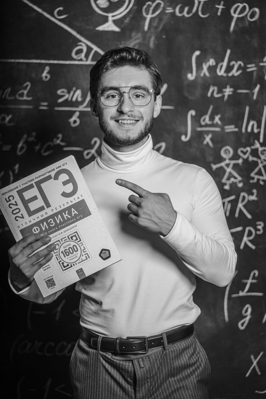 Мужской черно белый портрет в студии