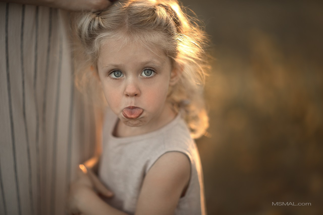 детский портрет, фото ребенка на природе, детская фотосессия, красивая детская фотография, девочка показывает язык на фотографии 