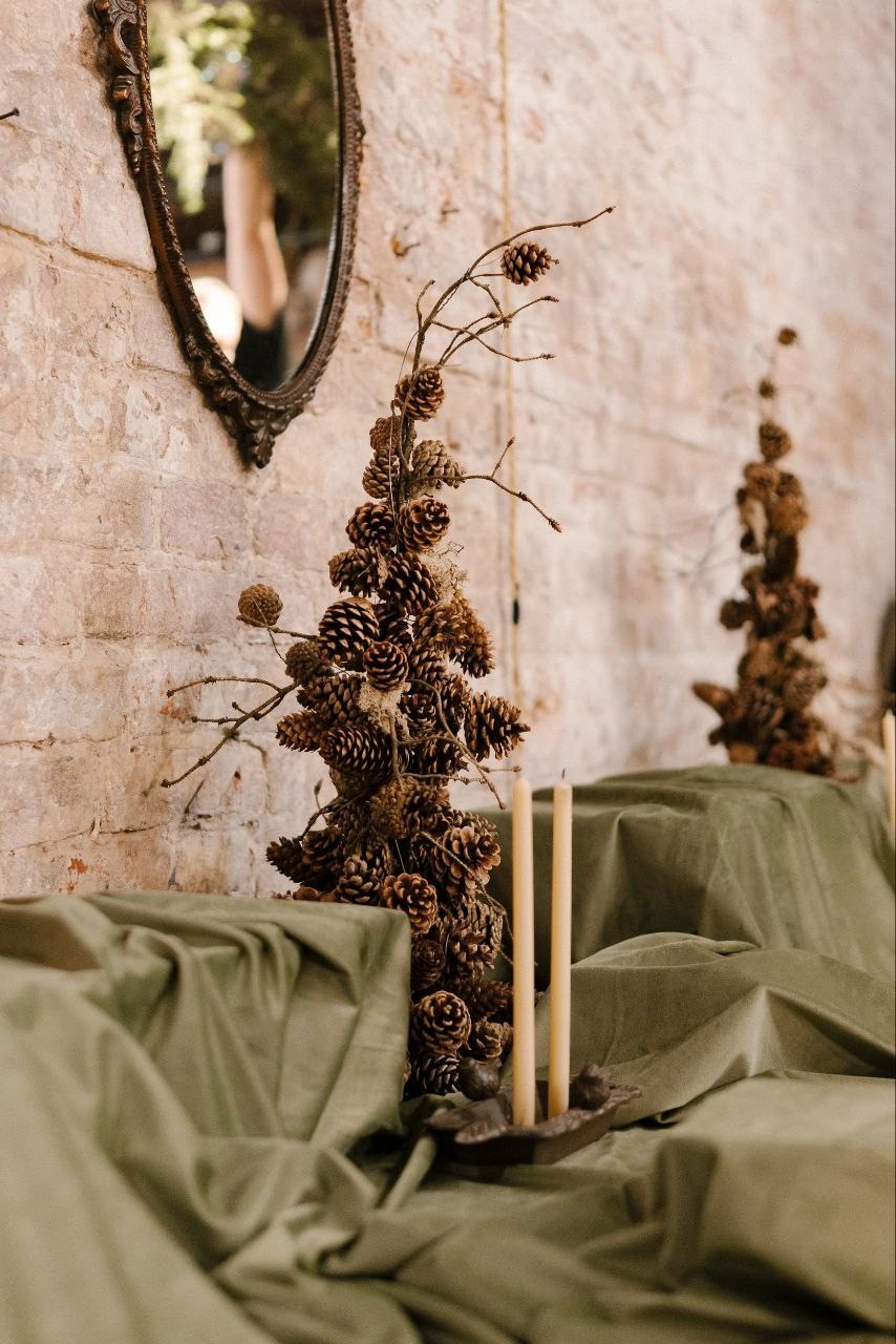 Ёлочки ручной работы из шишек