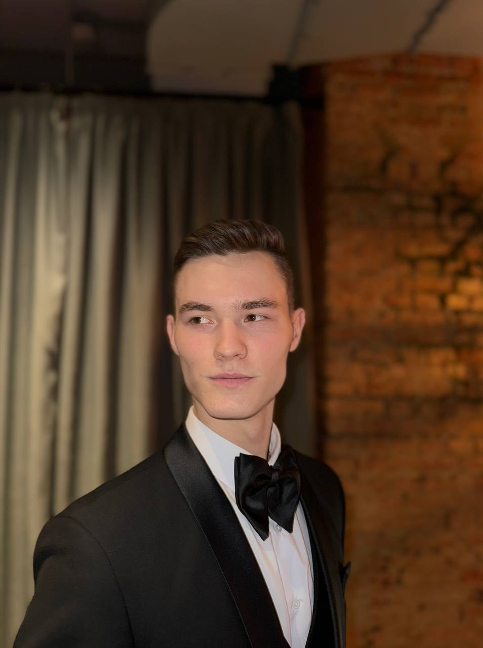 Ведущий Александр Савочкин