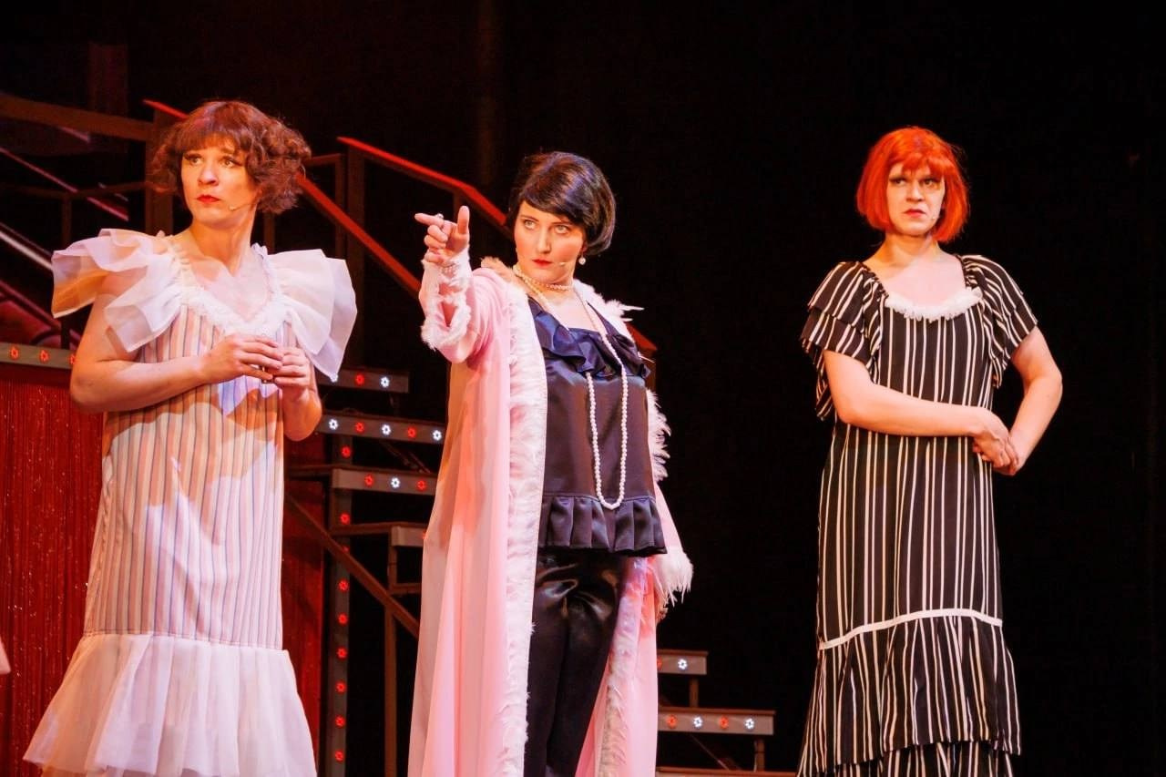 В ДЖАЗЕ ТОЛЬКО ДЕВУШКИ