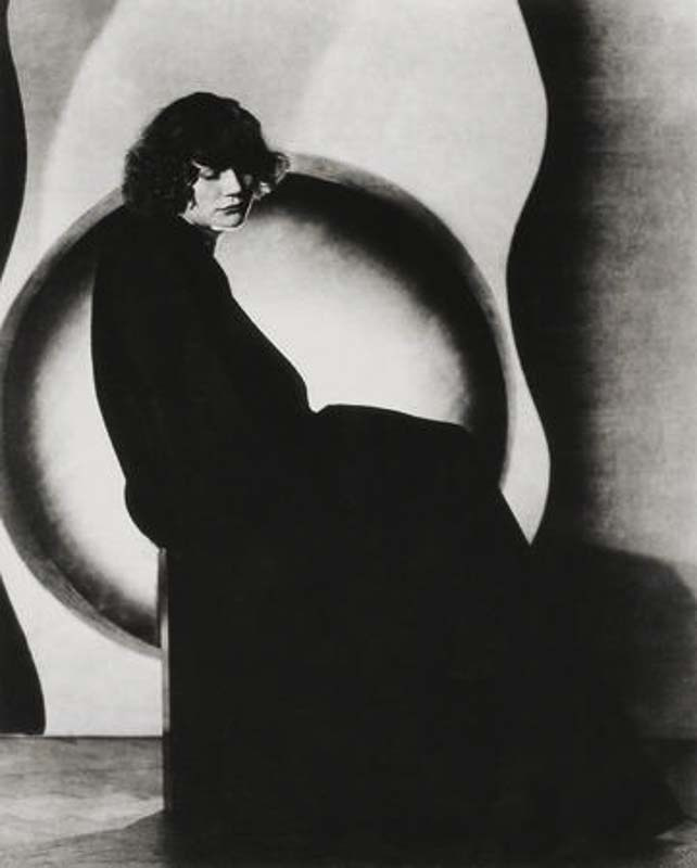 ню-фотография Дртикола с контрастным светом и выразительными тенями