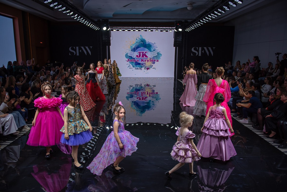 SochiFashionWeek2024 дизайнер Юлия Крылова. Семейный и коммерческий фотограф в Сочи Александр Бодунов