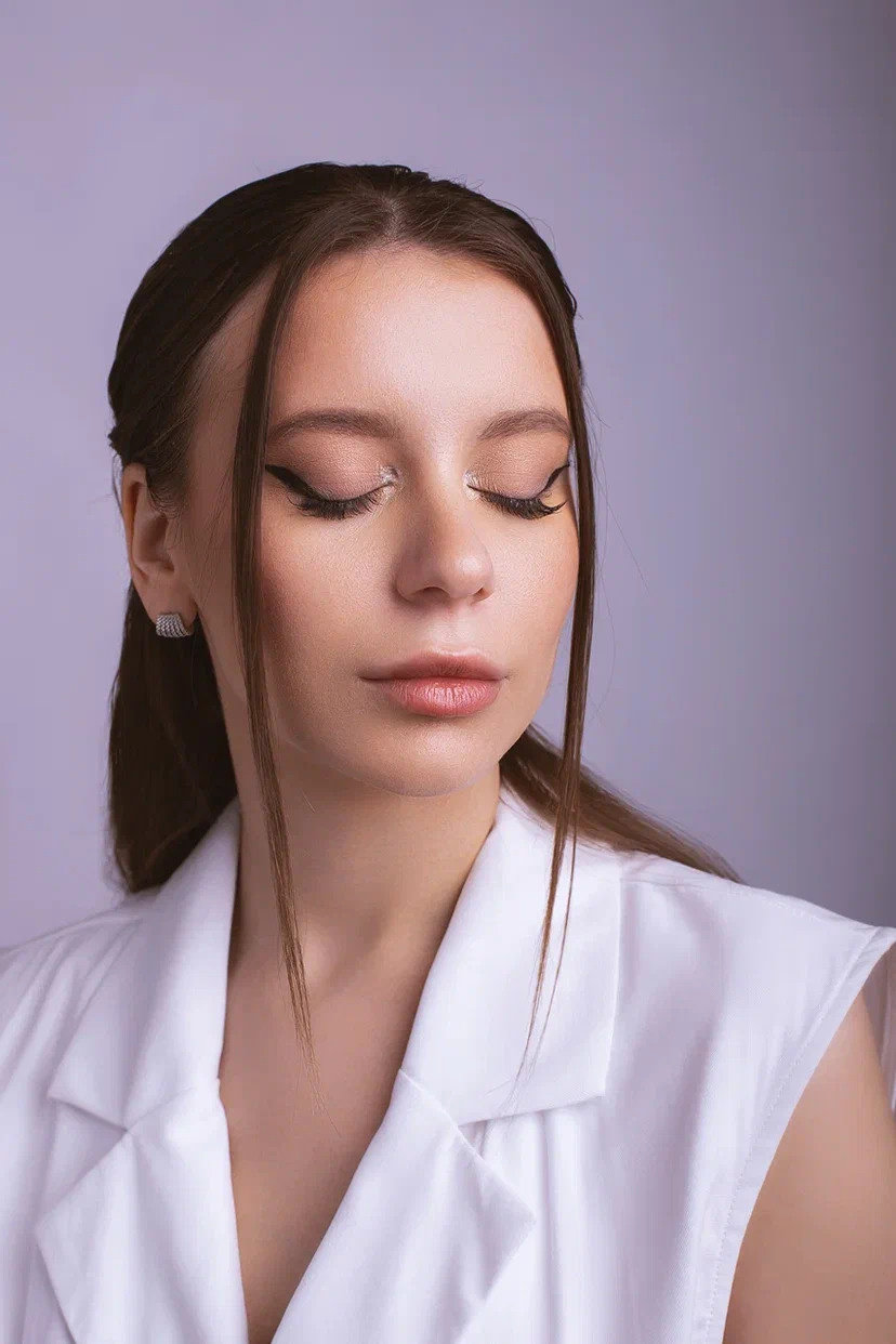 Соблазнительный вечерний образ с акцентом на глазные стрелки