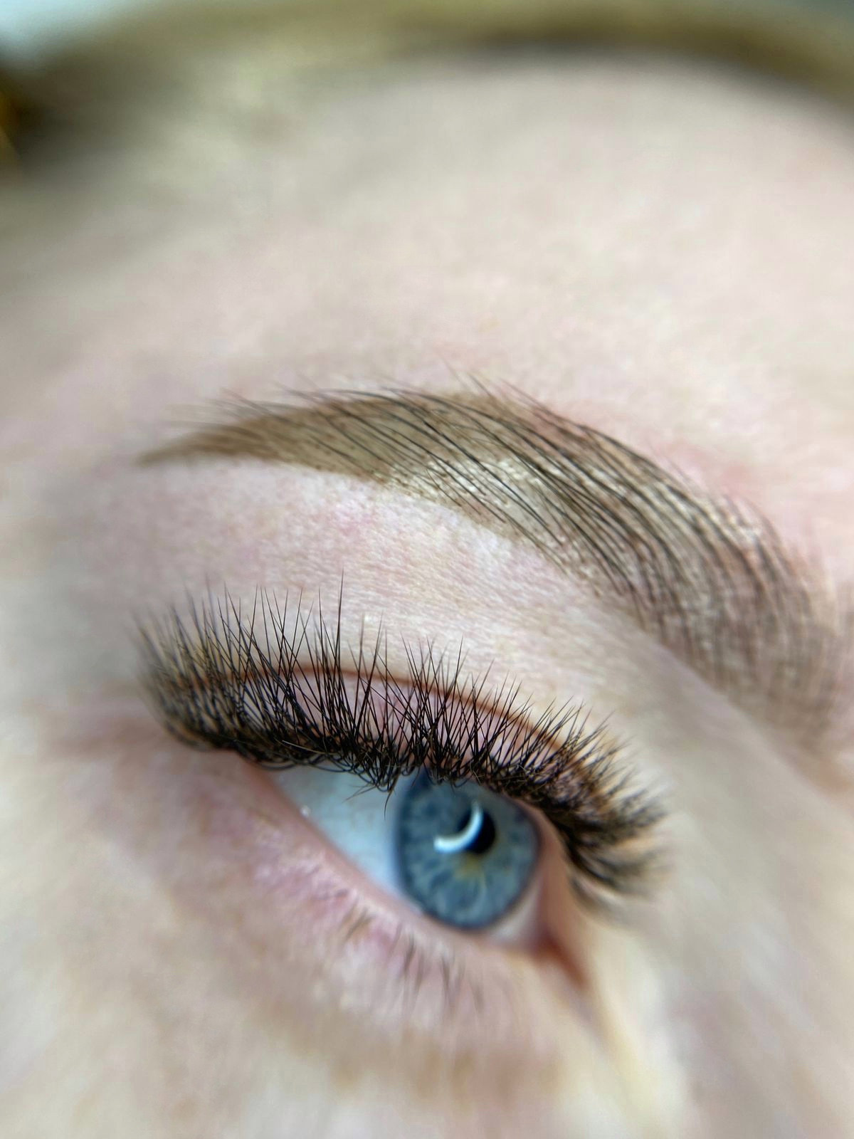 На фотографии видны брови с естественной густотой и длиной, что придает лицу драматичный и выразительный облик