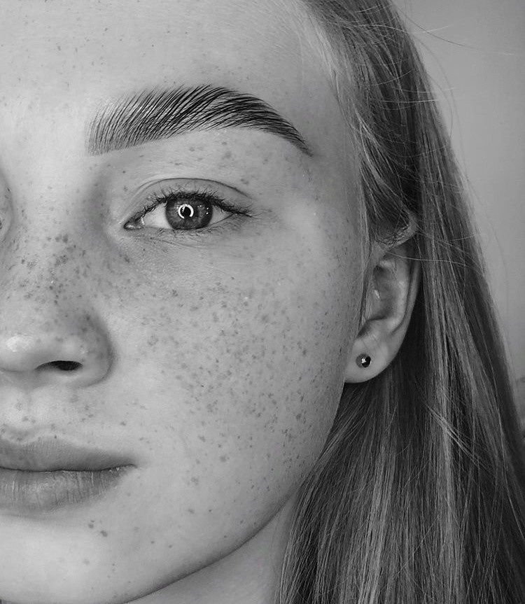 брови с аккуратным контуром и ровной формой, что создает стройный и ухоженный вид