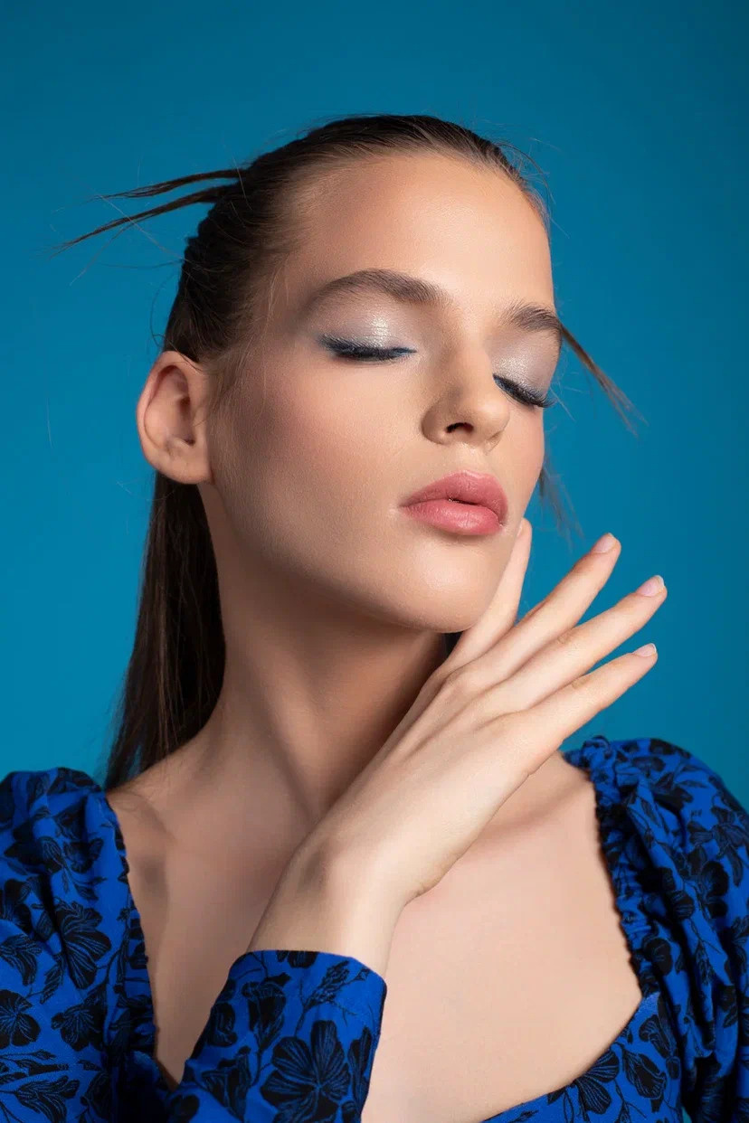Вечерний макияж с эффектом сияния и хайлайтером